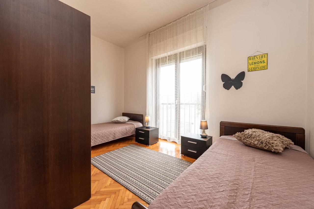 Beachfront Apartment Lostura توراني المظهر الخارجي الصورة