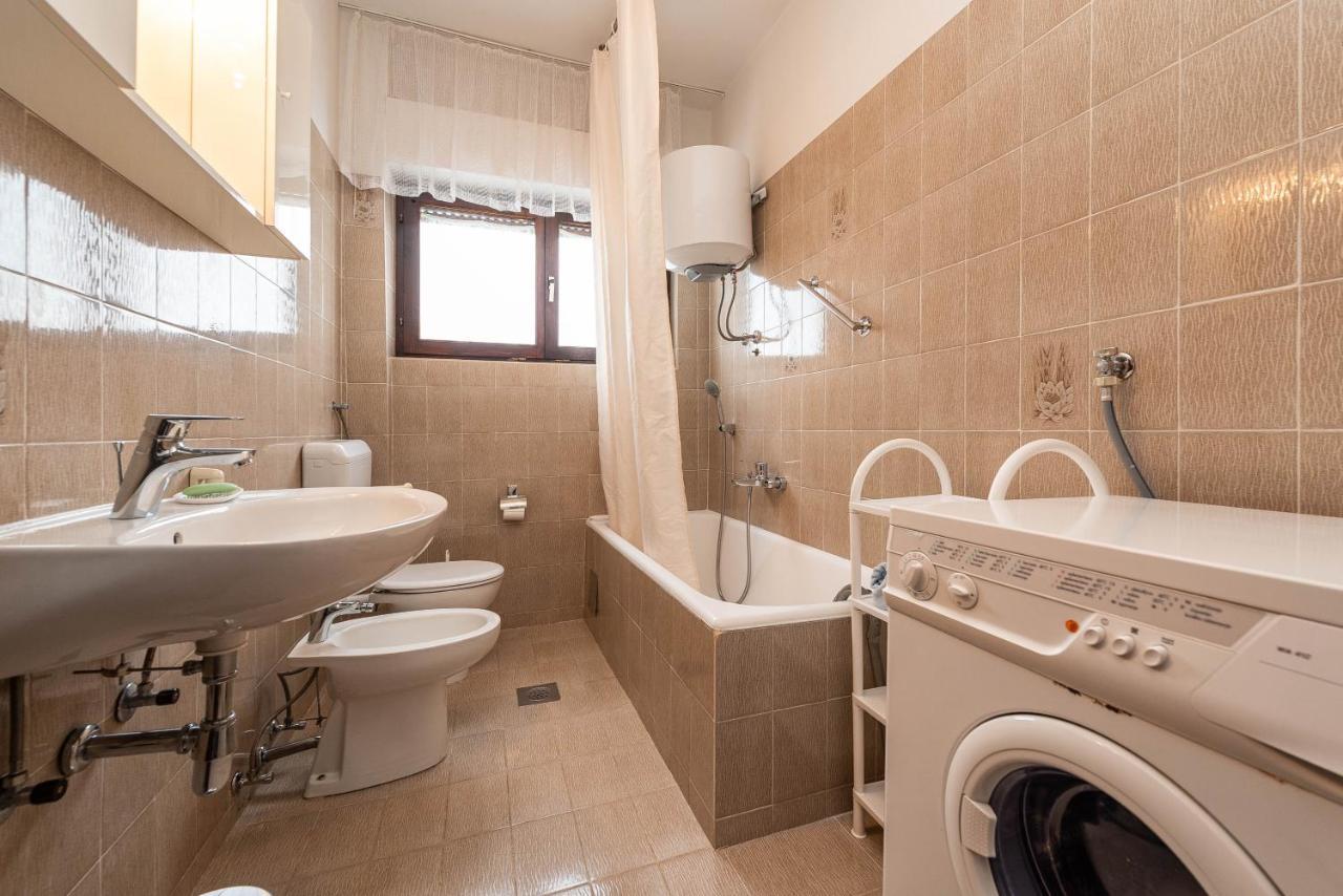 Beachfront Apartment Lostura توراني المظهر الخارجي الصورة
