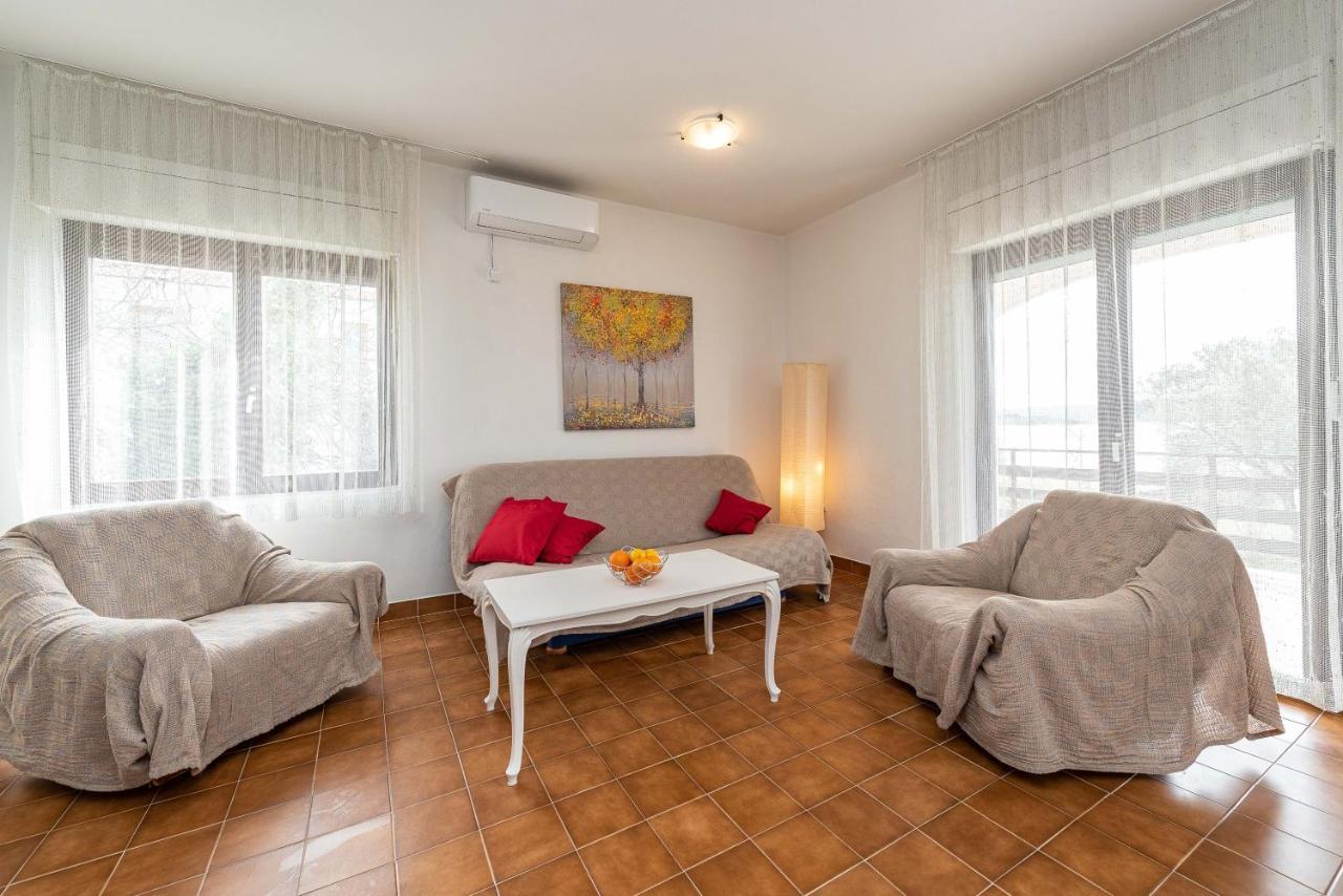 Beachfront Apartment Lostura توراني المظهر الخارجي الصورة