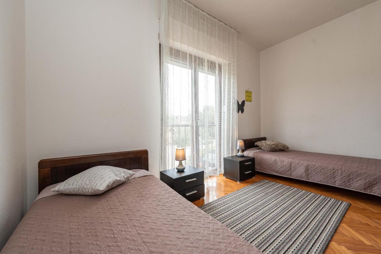 Beachfront Apartment Lostura توراني المظهر الخارجي الصورة