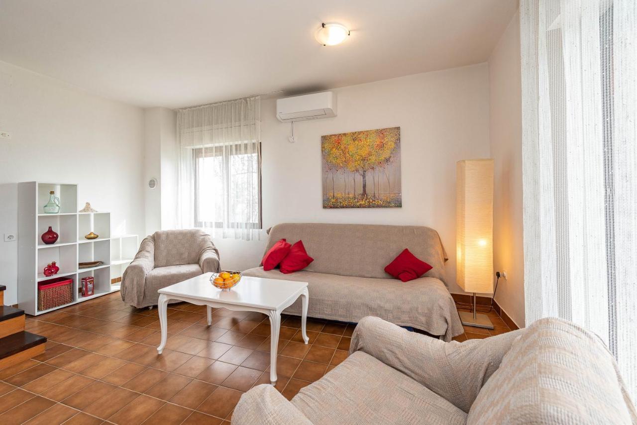 Beachfront Apartment Lostura توراني المظهر الخارجي الصورة